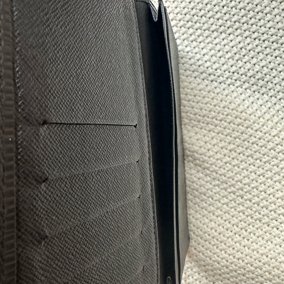 Authentic Louis Vuitton Epi leather brazza style bifold - Picture 7 of 10